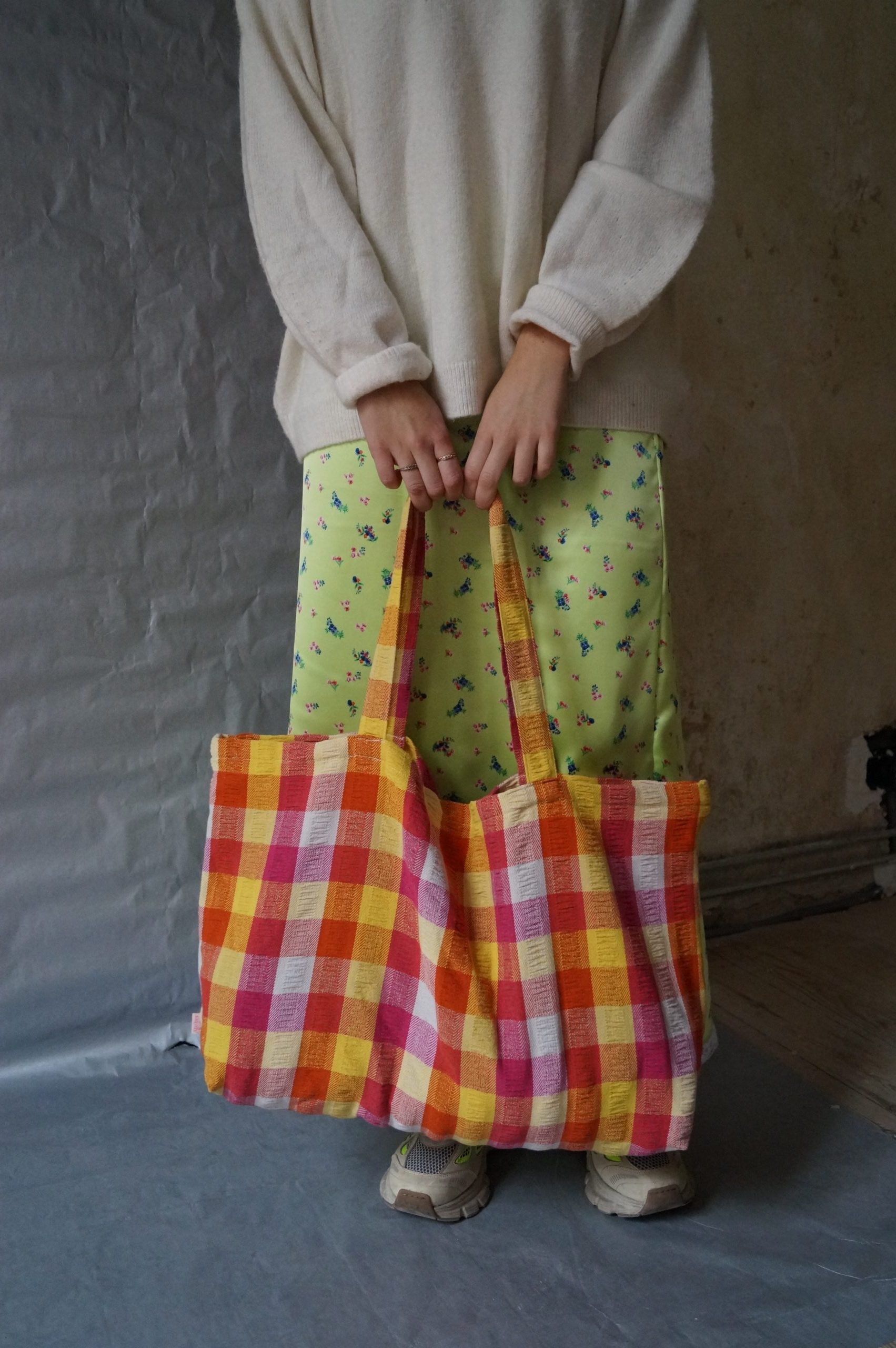 Grote tote bag - geel/roos hover